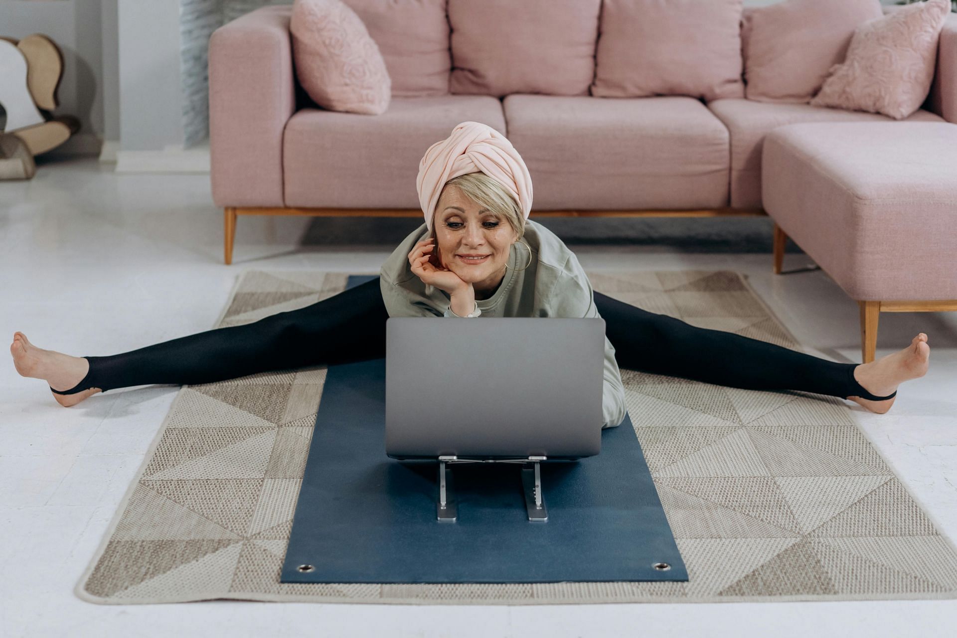 desk exercise equipment(image sourced via Pexels / Photo by mikhail)